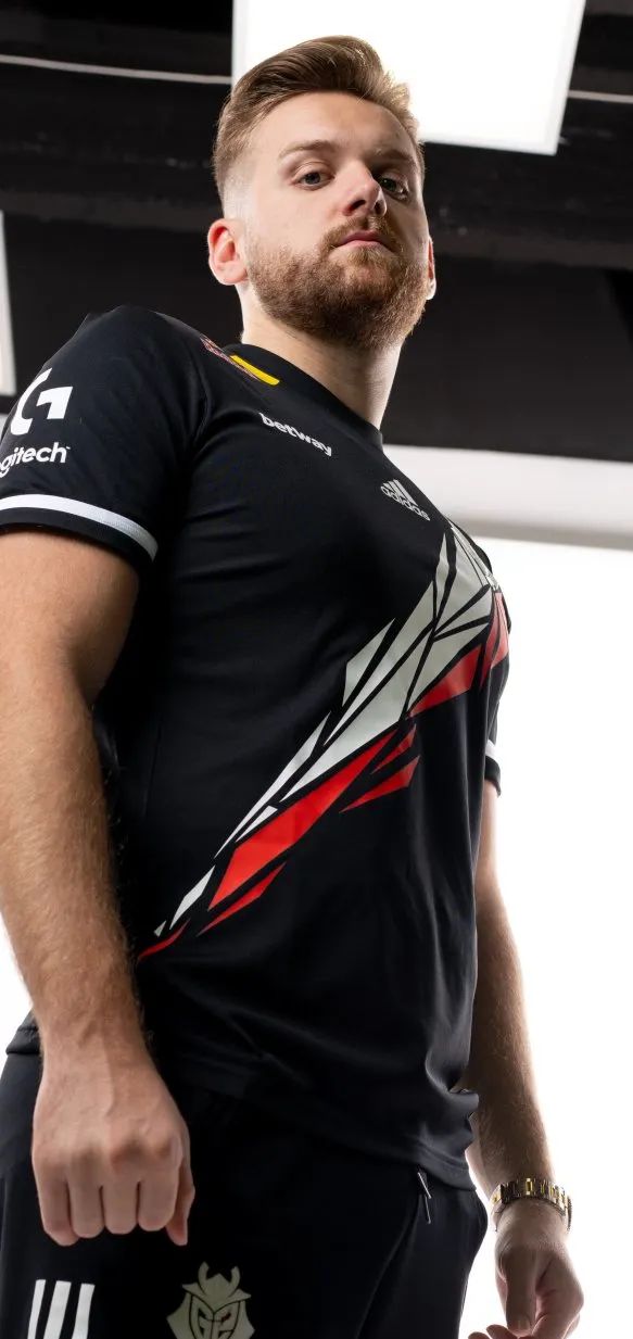 TES公布全员在巴黎场馆合照：在巴黎的首波合影