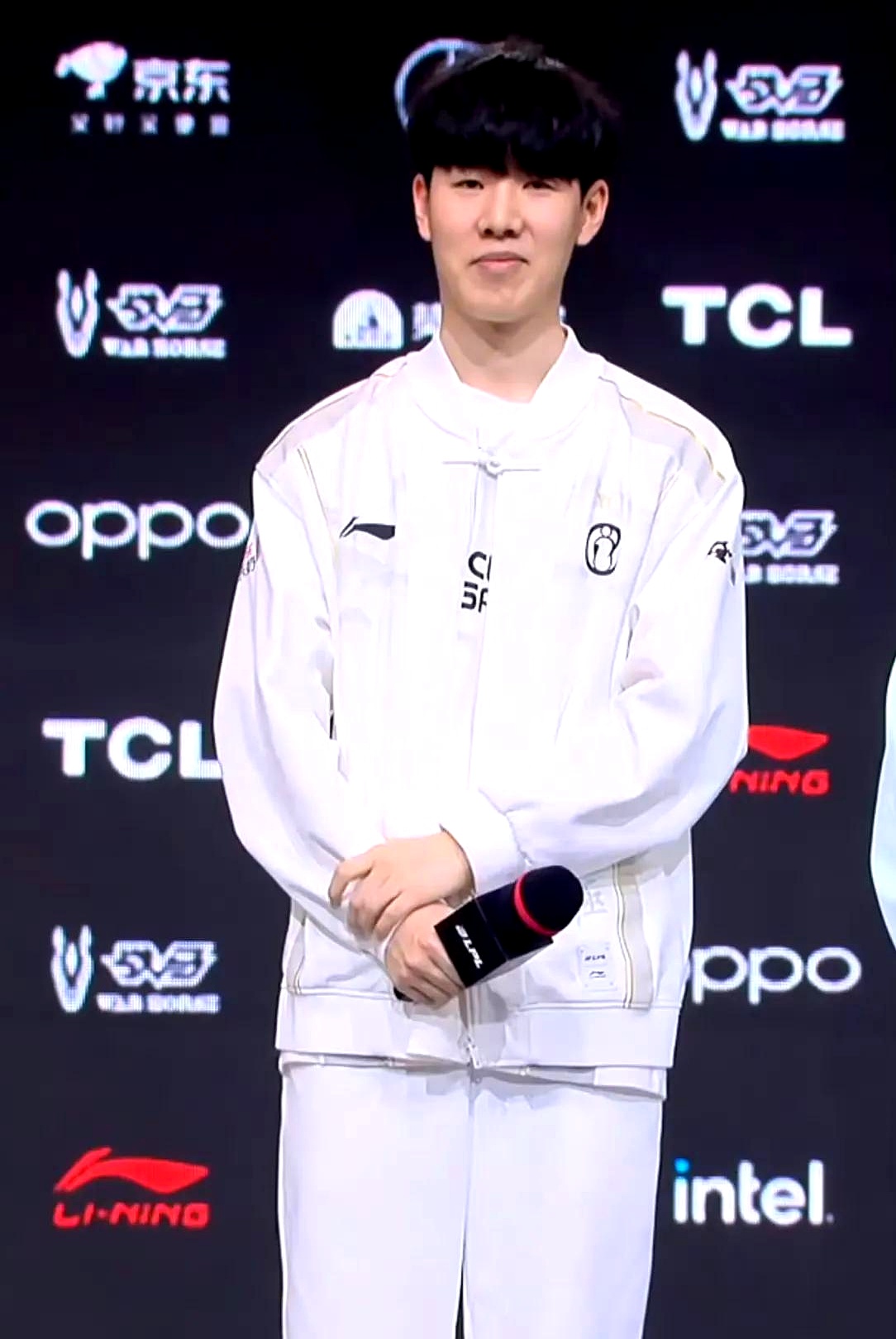 Oh My God 官方：打野 xiaofang （方哲宇）从今天开始以自由球员身份离队